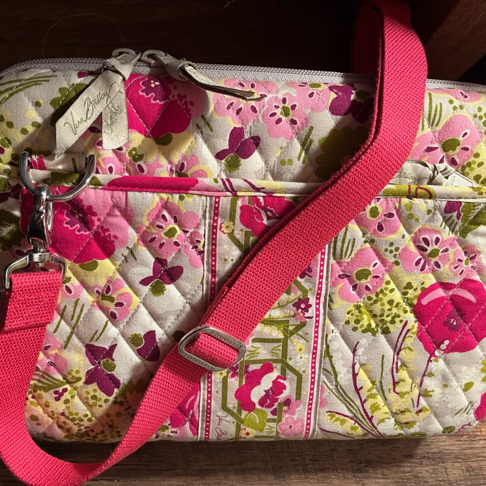 EUC Vera Bradley Tablet/IPad/Laptop zippered Quilted Bag with Strap